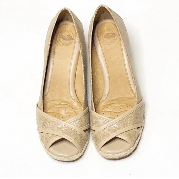 Lightly used tan lace wedge sandals - Picture 2 of 12